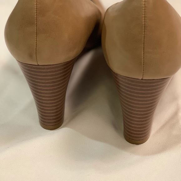 A.N.A. A New Approach Tan Leather Wedge Heel Closed Toe Shoes Women Size 9 M - Picture 4 of 4